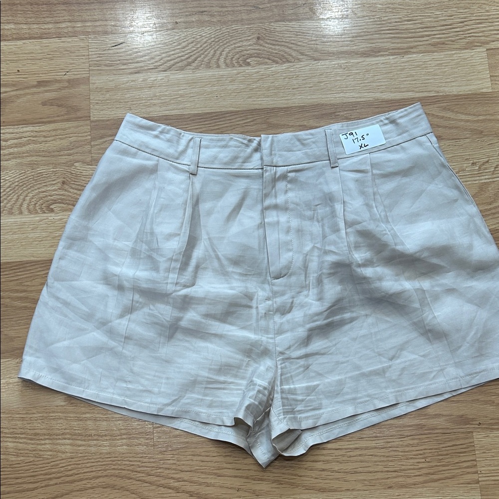 J91. Women’s Cream Shorts